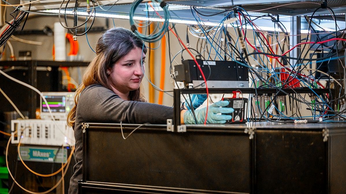 Viviana Villafañe an einem lichtundurchlässigen Kasten an dem Laser getestet werden.