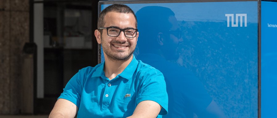 Hussein Al Ammawi vor Würfel Hussein Al Ammawi vor Würfel