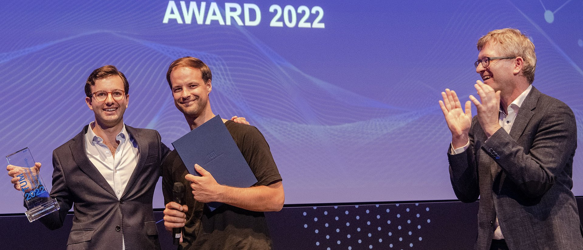 TUM Presidential Entrepreneurship Award 2022 Helmut Schönenberger, Vice President for Entrepreneurship, congratulates Manuel Thurner and Konstantin Mehl of Kaia Health Software.