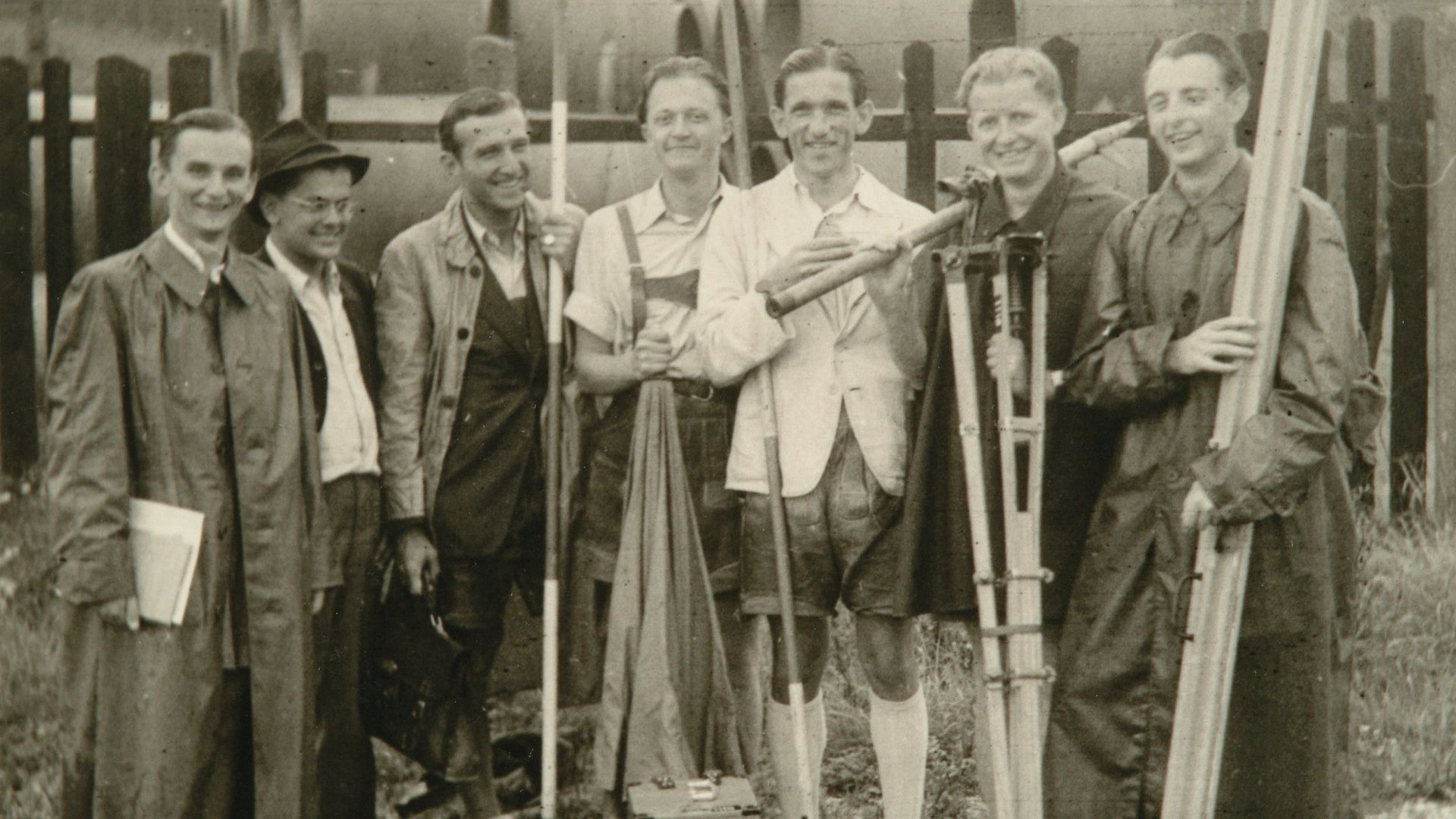 Künftige Bauingenieure auf Exkursion nach einer Übung zum Triangulieren im Jahr 1950.