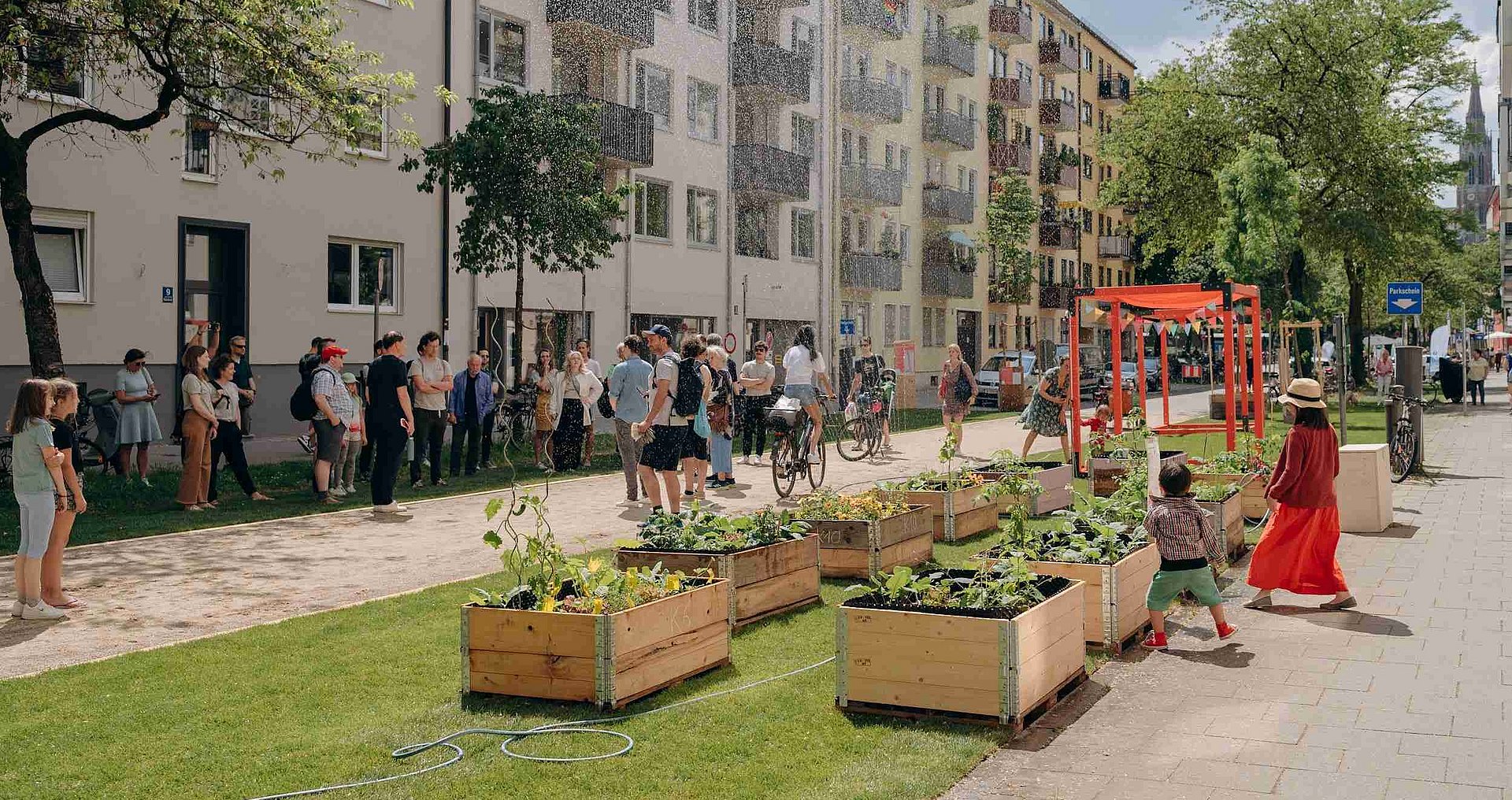 Kick-off party for the MCube project "AQT" in the southern Munich Au People meet in a Munich street that has been greened with plant boxes