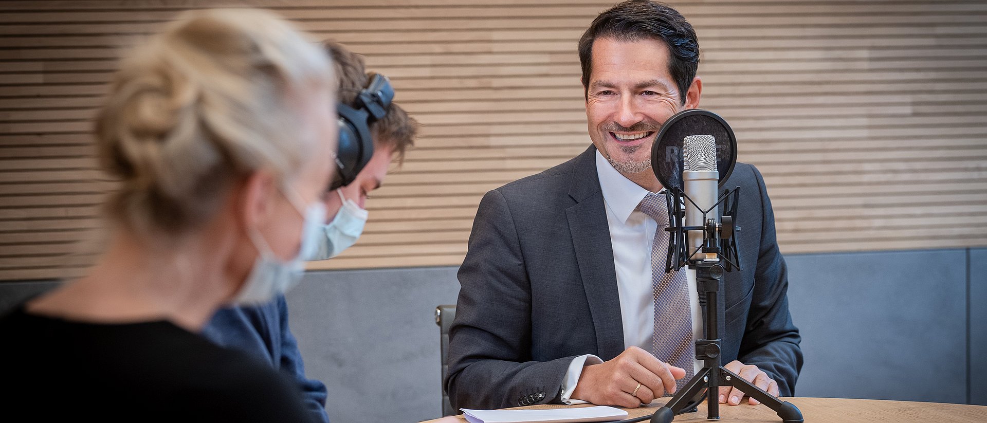 Präsident Thomas F. Hofmann stellt die Themen und Gäste der aktuellen Folge „We are TUM“ vor. Diesmal unter anderem Alumna und Gründern Katharina Kreitz.